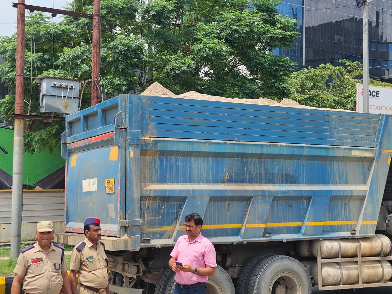 पुलिस प्रशासन की बड़ी कार्रवाई, सात ओवरलोड डंपर सीज