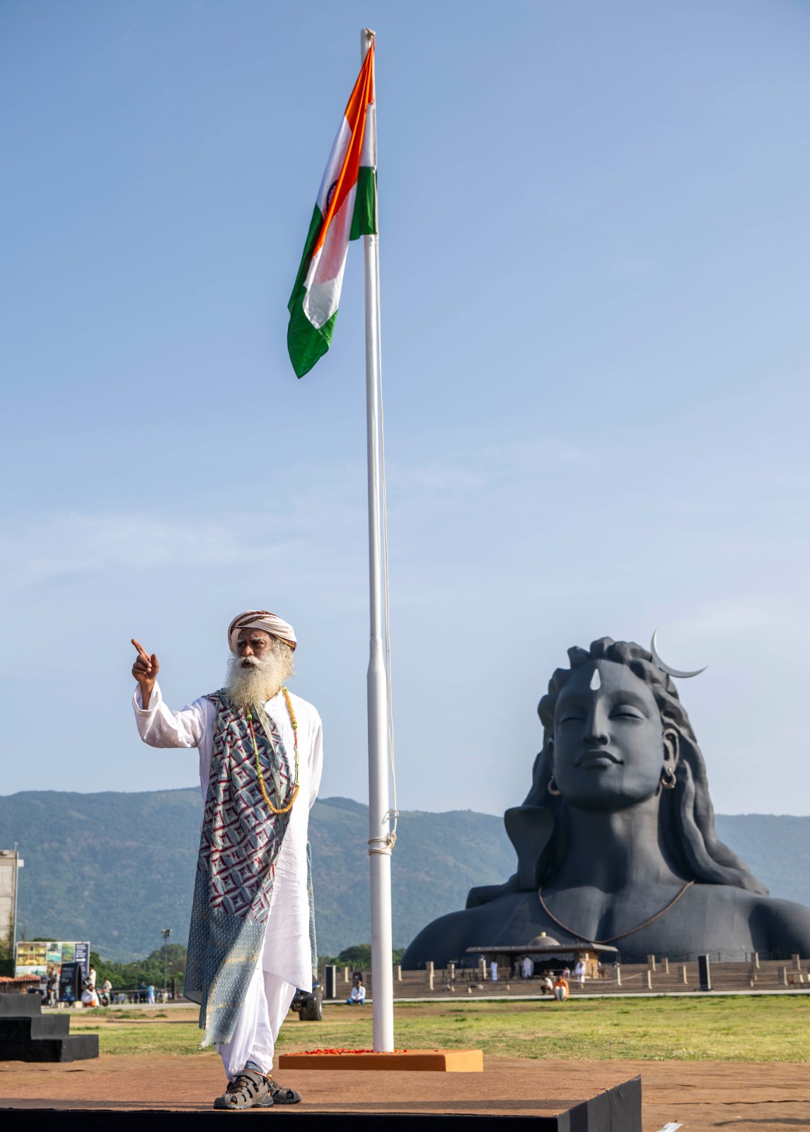 स्वतंत्रता दिवस पर सद्गुरु का संदेश: शांति चाहने वालों को उसी तरह संगठित होना चाहिए, जैसे युद्ध में निवेश करने वाले लोग होते हैं