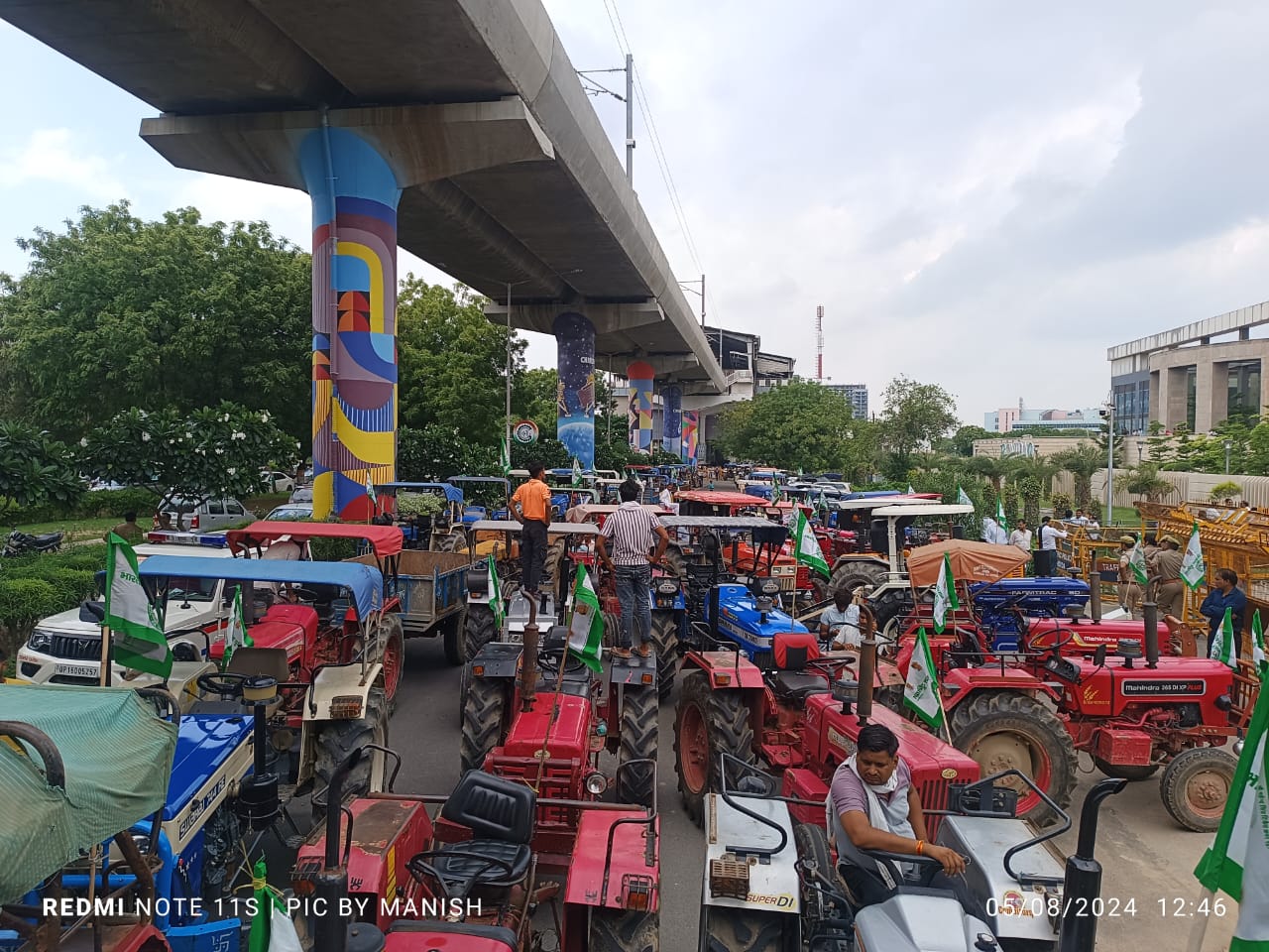 ग्रेटर नोएडा प्राधिकरण पर किसानों का हल्ला बोल, निकाली ट्रैक्टर रैली