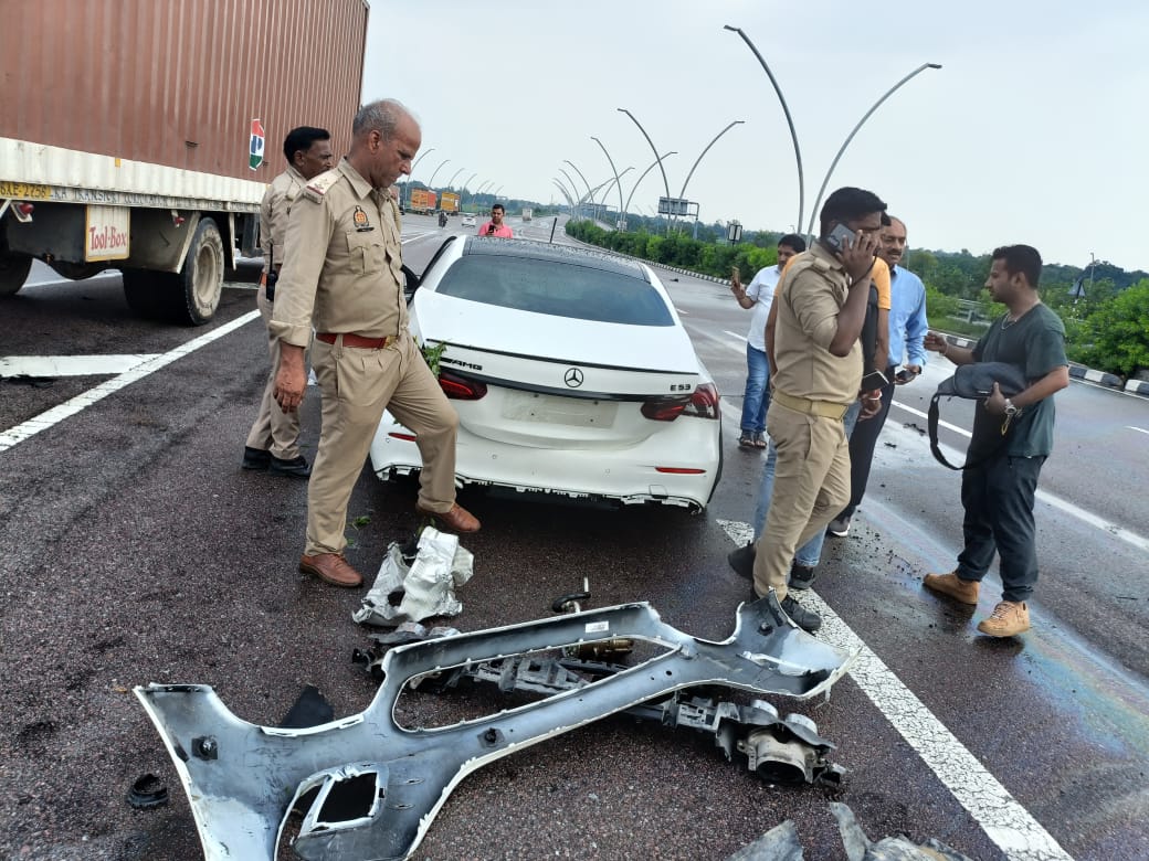 यूपी के कैबिनेट मंत्री के बेटे-बहु की बची जान, हादसे के हुए शिकार