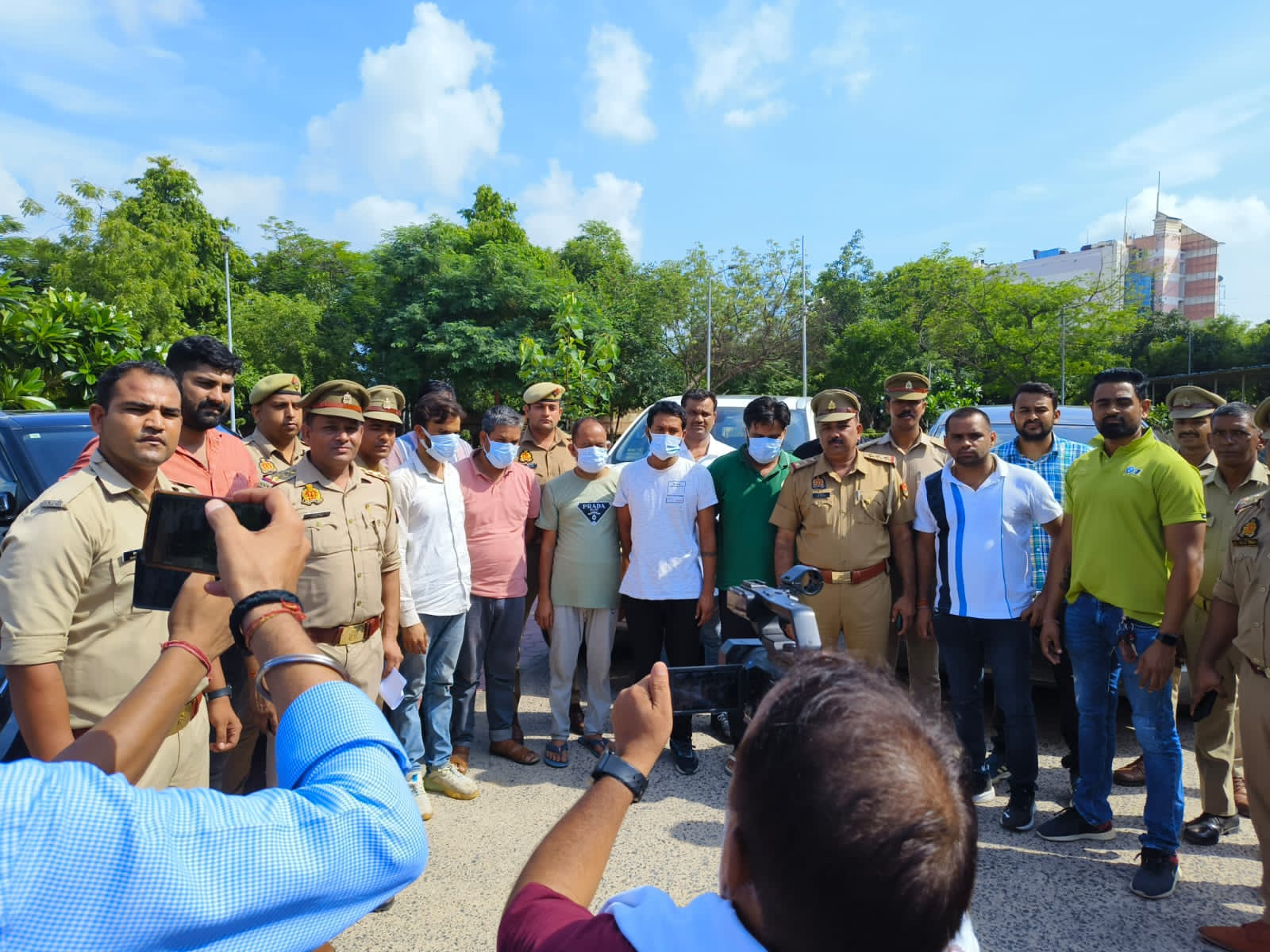 17 लग्जरी गाड़ियों के साथ 5 चोर दबोचे, नार्थ ईस्ट में बेची जाती थी गाड़ियां