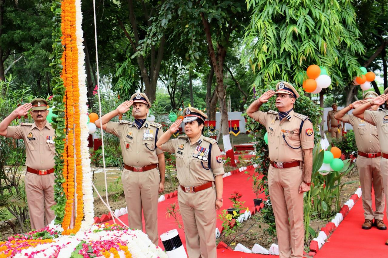 शान से फहराया तिरंगा, उत्कृष्ट कार्य करने वाले पुलिसकर्मियों को मिला सम्मान