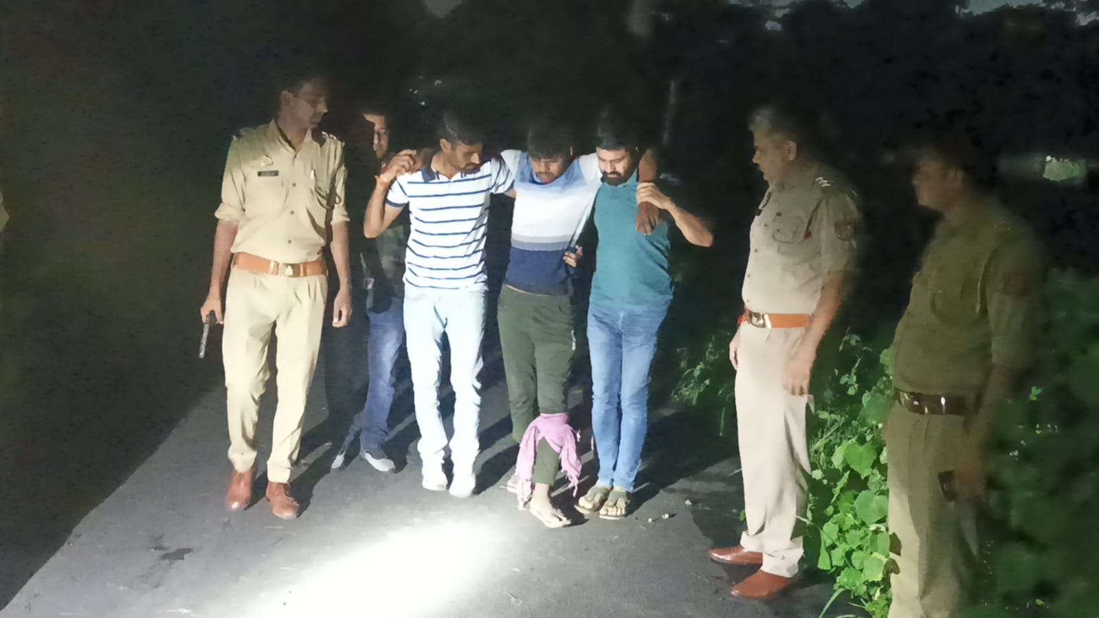 महिला की अस्मत लूटने का प्रयास करने वाले आटो चालक को पुलिस मुठभेड़ में लगी गोली