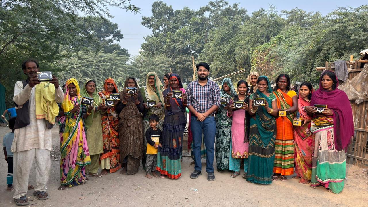 दीपावली पर झुग्‍गीवासियों को मिला स्‍थाई रोशनी का उपहार, छोटू फाउंडेशन ने बांटी सोलर लाइट्स चेहरे पर आई मुस्‍कान