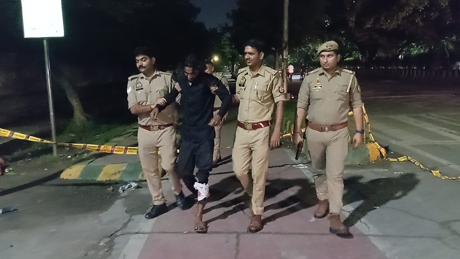 नोएडा में पुलिस मुठभेड़, दो लुटेरों को लगी गोली