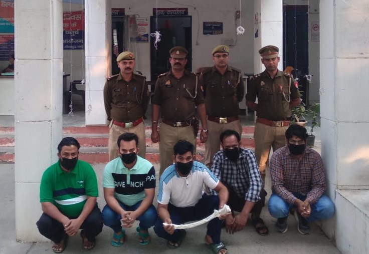 दो पक्षों में शोर मचाने पर विवाद : पुलिस ने मारपीट करने वाले 5 आरोपियों को किया गिरफ्तार, अवैध शस्त्र बरामद