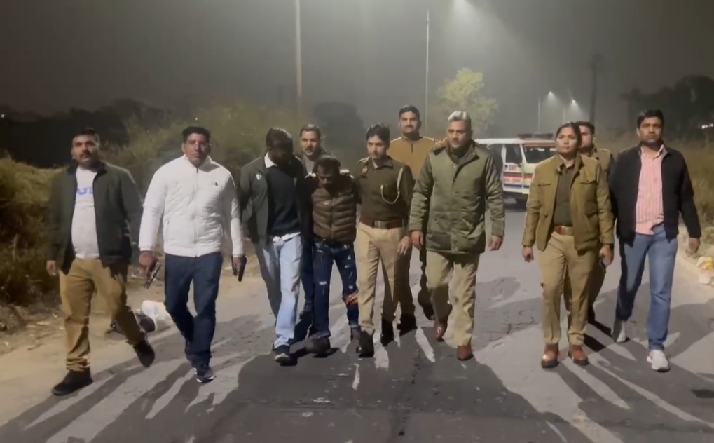 फैक्ट्री एरिया में मोबाइल लूटने वाले बदमाशों से पुलिस की मुठभेड़, चोरी की बाइक और 11 मोबाइल बरामद