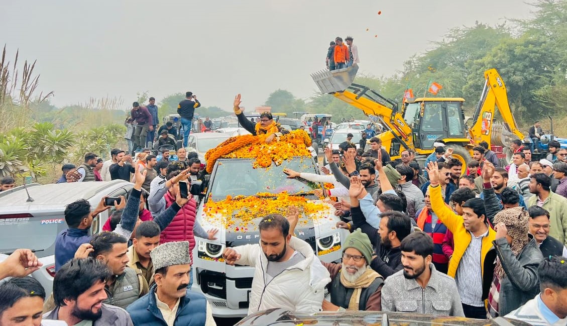 मुख्‍यमंत्री के निर्णय का किसानों ने सड़क पर उतरकर किया स्‍वागत: बड़ी संख्‍या में किसानों ने विधायक धीरेंद्र सिंह का जताया आभार