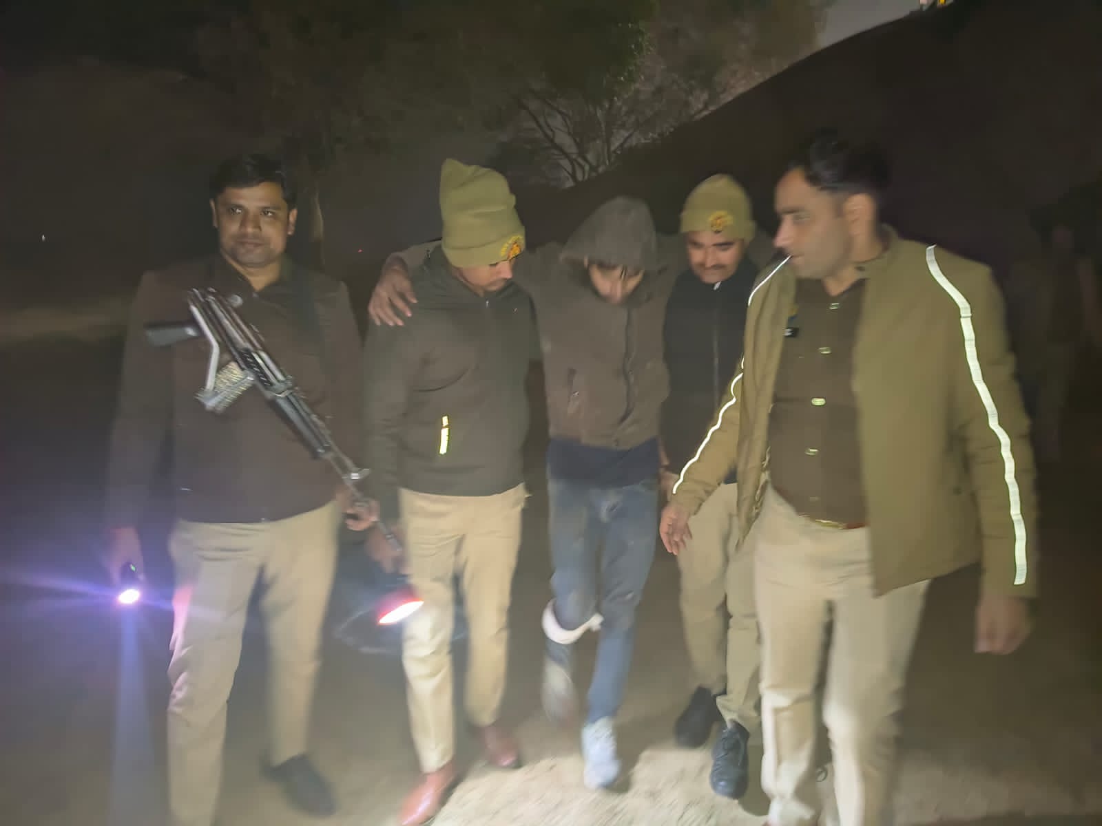 मुठभेड़ के बाद ट्रांसफार्मर चोर गिरफ्तार, अवैध हथियार और चोरी के उपकरण जब्त