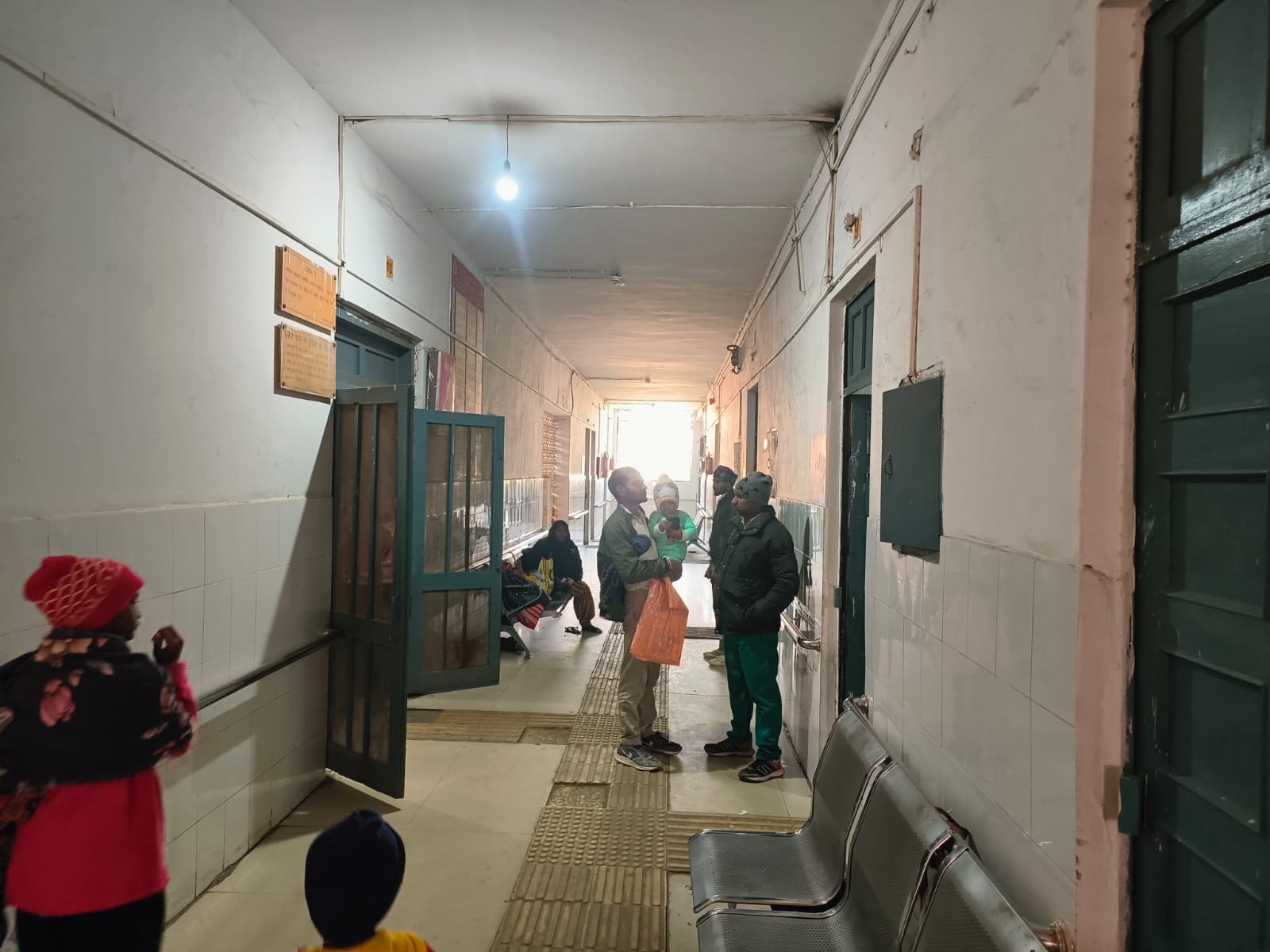 दादरी सरकारी अस्पताल के दावों की खुली पोल, महिला की अस्पताल परिसर के बाहर ही हुई डिलवरी