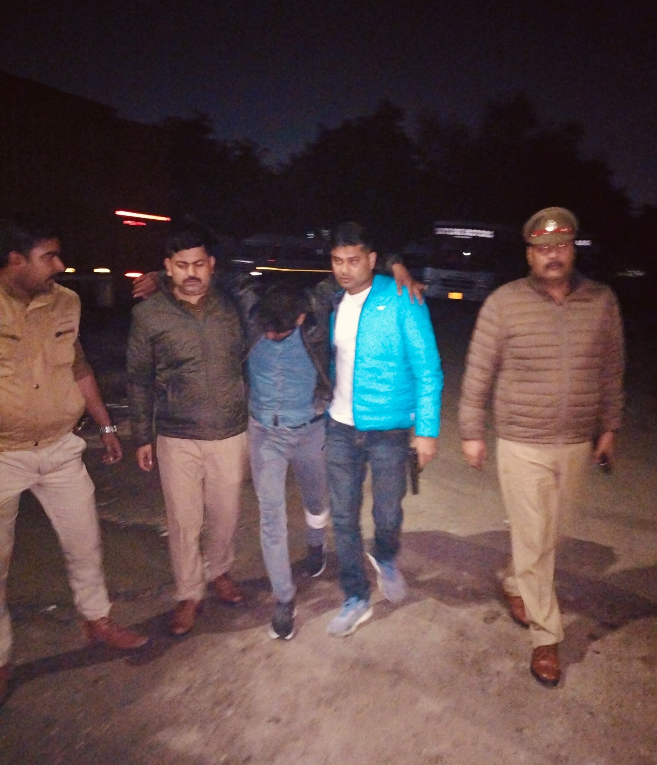 पुलिस मुठभेड़ के बाद लूट और चोरी के मास्टरमाइंड गिरफ्तार, भारी मात्रा में नकदी और जेवरात बरामद