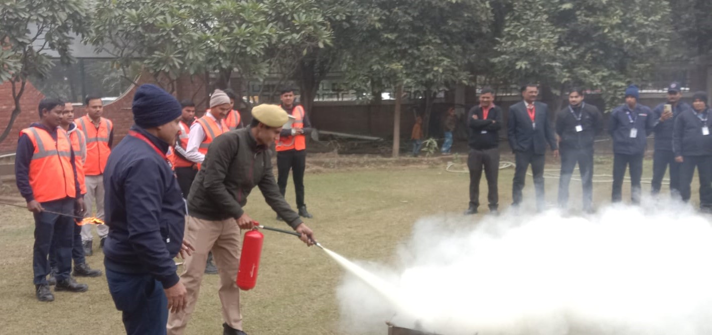 शारदा अस्पताल में फायर मॉक ड्रिल का आयोजन, आग पर काबू पाने की दी गई जानकारी