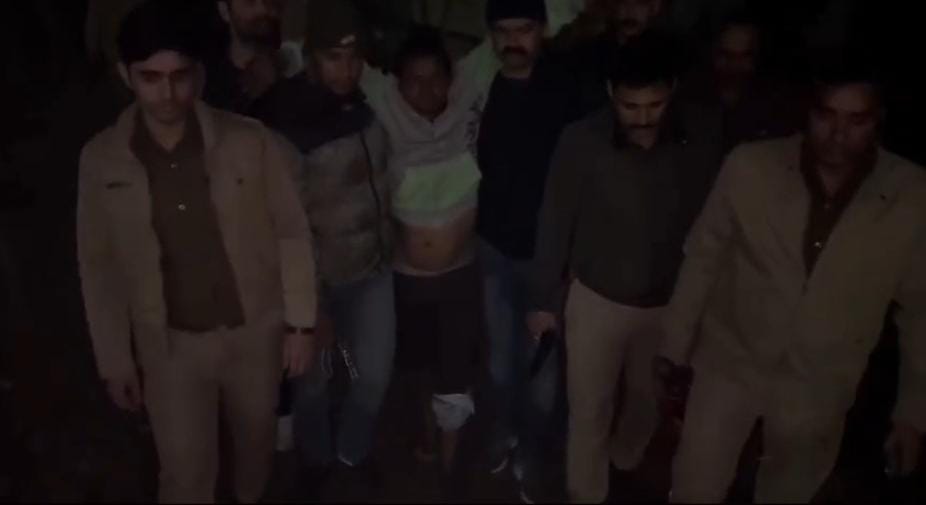 पुलिस मुठभेड़ : फायरिंग के बाद पकड़ा कुख्यात चोर, चोरी का सामान और हथियार बरामद