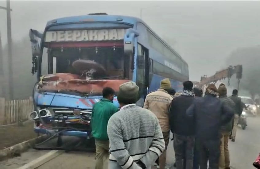 सड़क पर दिखाई दिया घने कोहरे का कहर: दो वोल्वो बस में टक्कर, कई लोग हुए घायल