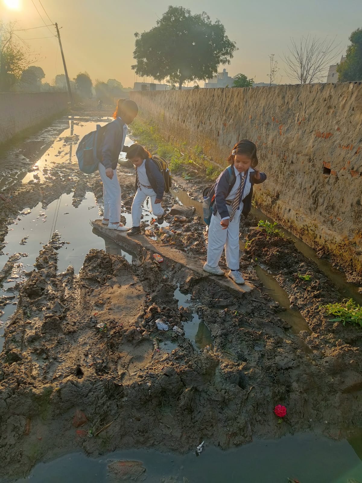 स्‍मार्ट विलेज की कहानी: सड़कों पर अंधेरा गलियों में भरा पानी: सपने जो वर्षों बाद भी नहीं बन सके हकीकत