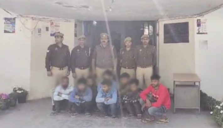 नोएडा में आठ प्रवासी बांग्लादेशी चढ़े पुलिस के हत्थे, जाली दस्तावेज के जरिये बसने की थी तैयारी, 6 फर्जी आधार कार्ड व पैन कार्ड हुए बरामद