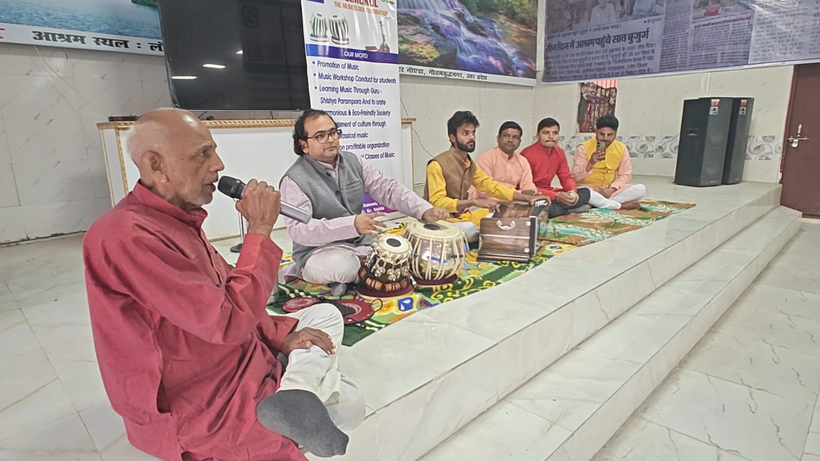 एकांत जीवन जी रहे बुजुर्ग भजनों पर झूमे: रामलाल वृद्धाश्रम में भजन संध्‍या का आयोजन