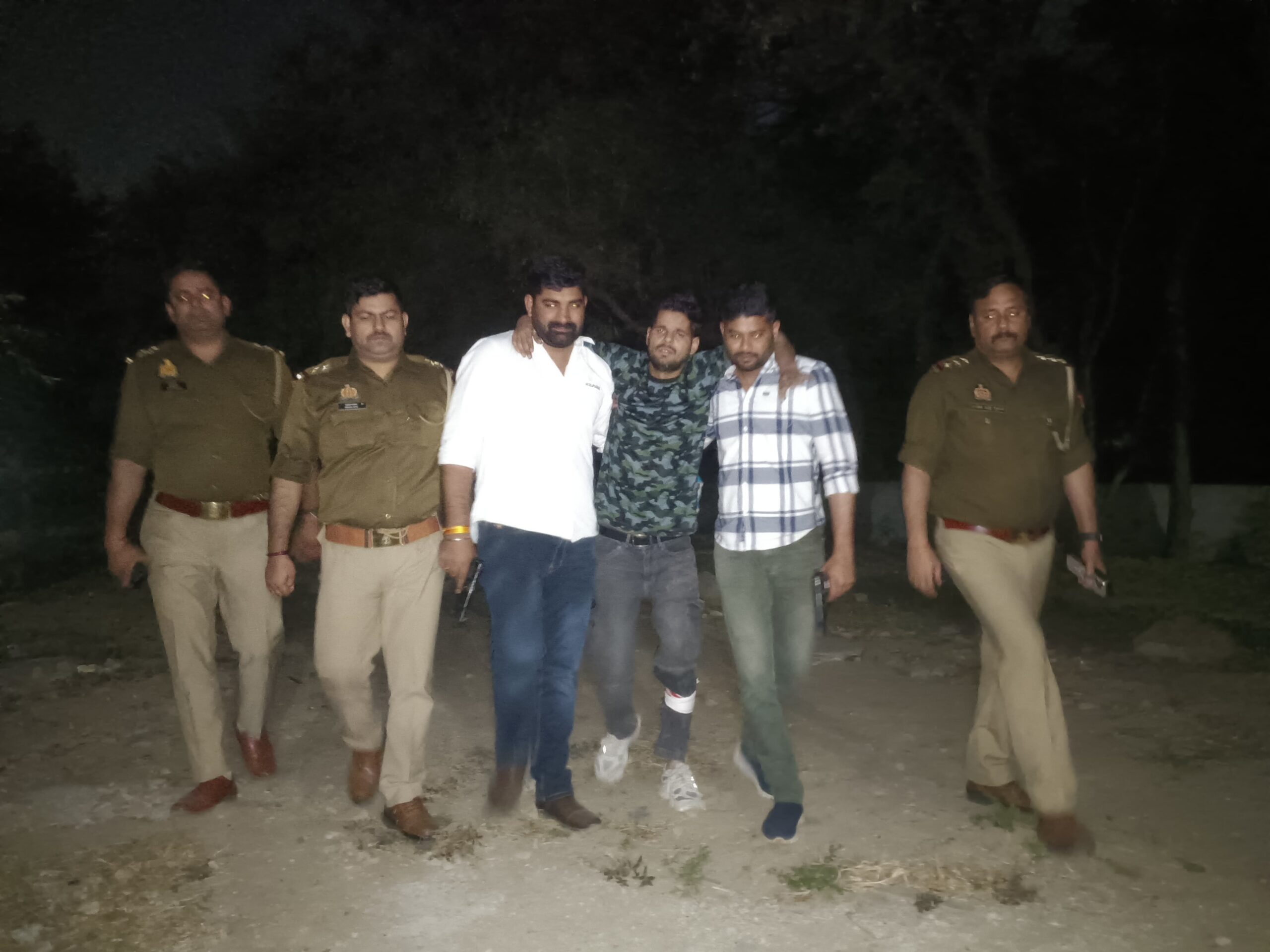 बंद घरों में चोरी करने वाले गिरोह के सरगना से पुलिस की मुठभेड़, आठ नाम बदलकर देता था पुलिस को चकमा