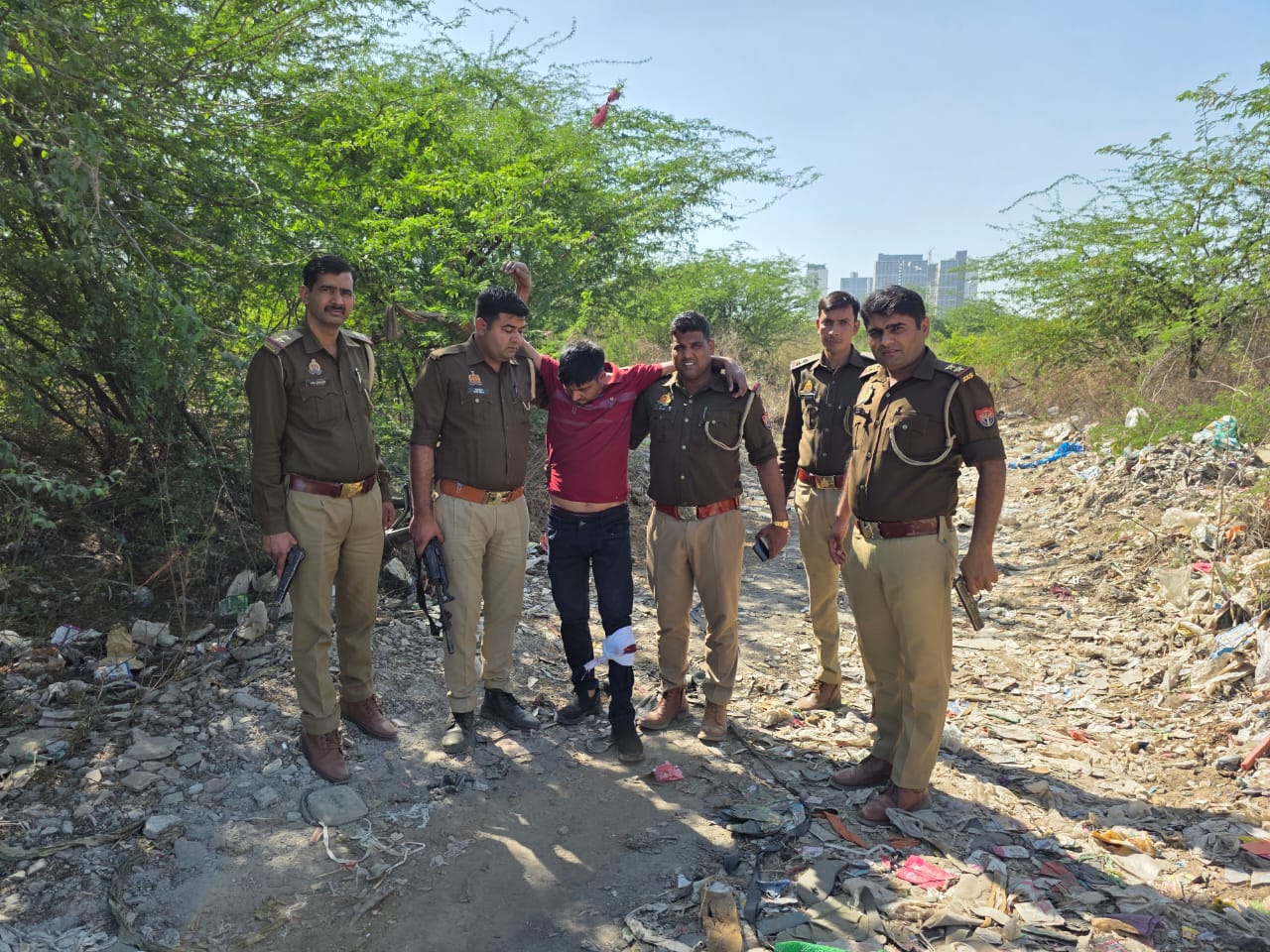 गाड़ी में लिफ्ट देकर लूट करने वाला बदमाश पुलिस की गोली लगते ही बिना लिफ्ट के पहुंचा अस्पताल, सवारियों को नशीला पदार्थ पिलाकर लूट की घटना को देते थे अंजाम