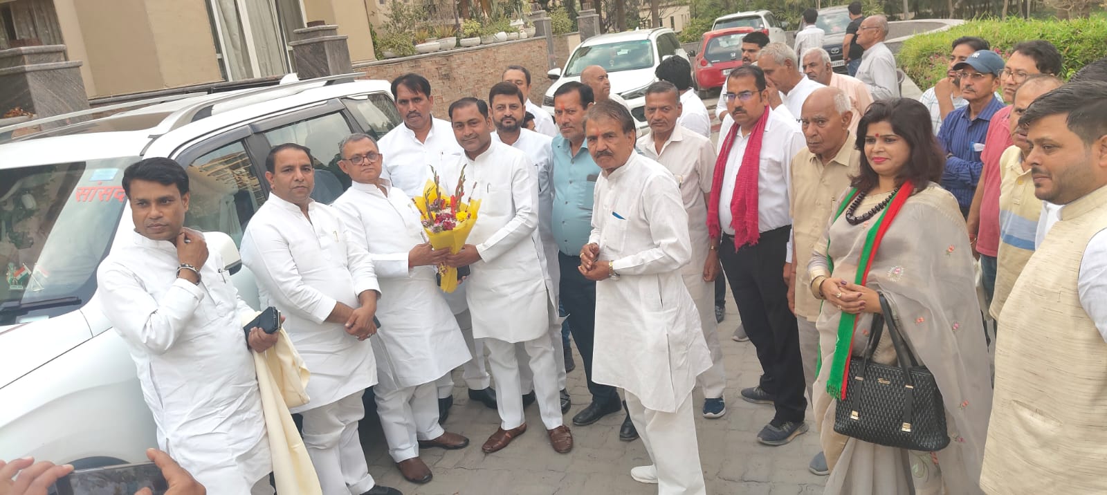 सांसद ने कहा बढ़ती महंगाई से जनता है परेशान: सपाइयों ने किया सांसद सनातन पांडे का स्वागत