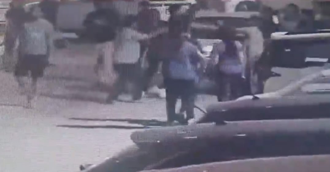 सोसायटी में दबंग ने दंपत्ति पर किया हमला: तत्‍काल कार्रवाई करते हुए पुलिस ने दो को किया गिरफ्तार