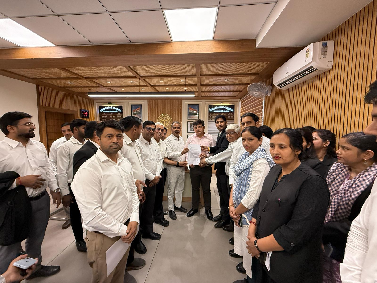 अधिवक्ता परिषद ब्रज ने राज्‍यपाल के नाम सौंपा ज्ञापन: न्यायपालिका की स्वतंत्रता की रक्षा के लिए सौंपा 10 सूत्रीय ज्ञापन