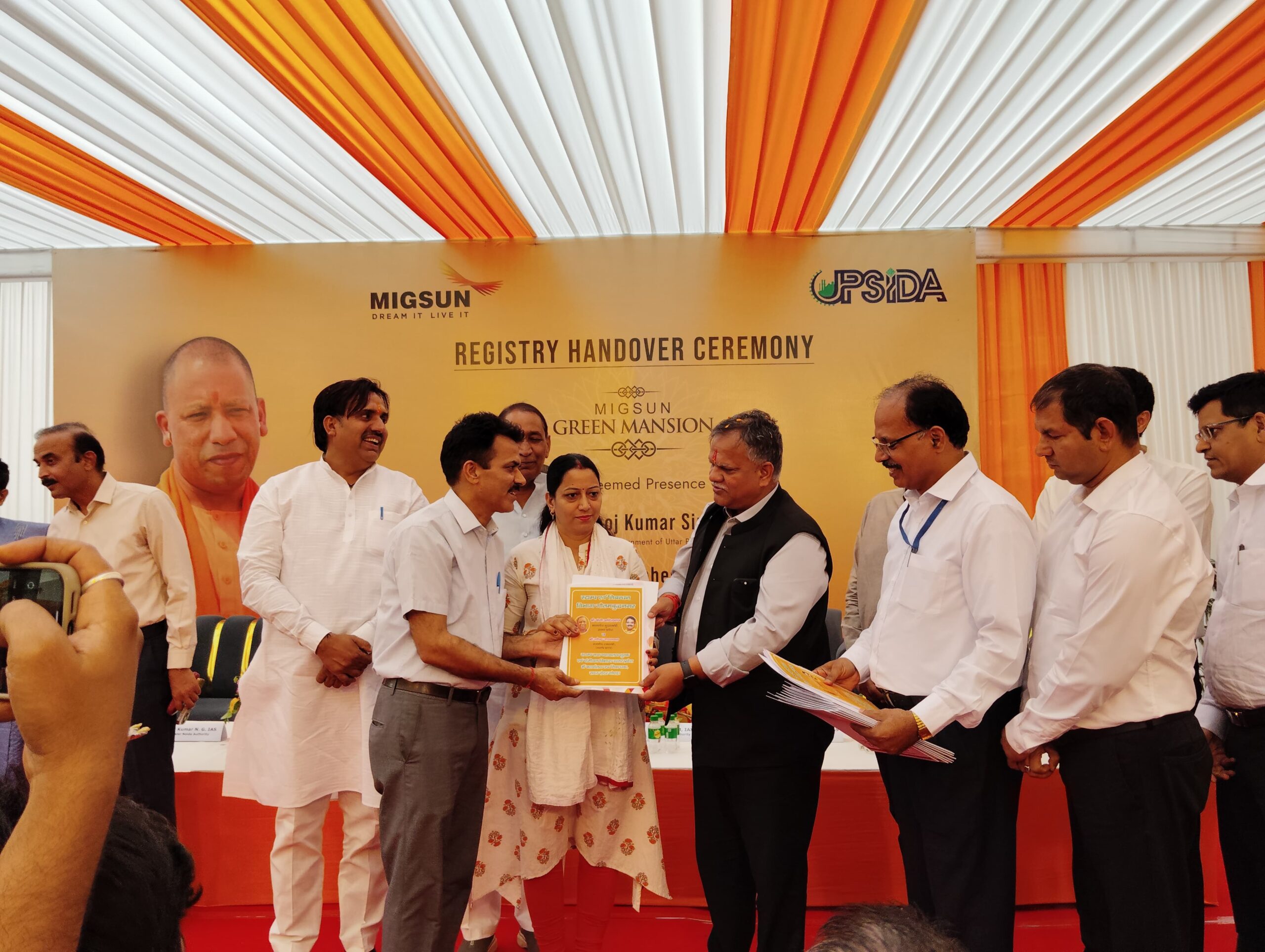 10 साल से था इंतजार, 36 फ्लैट खरीदारों को मिला मालिकाना हक: विधायक और मुख्य सचिव ने खरीदारों को सौंपी चाबी