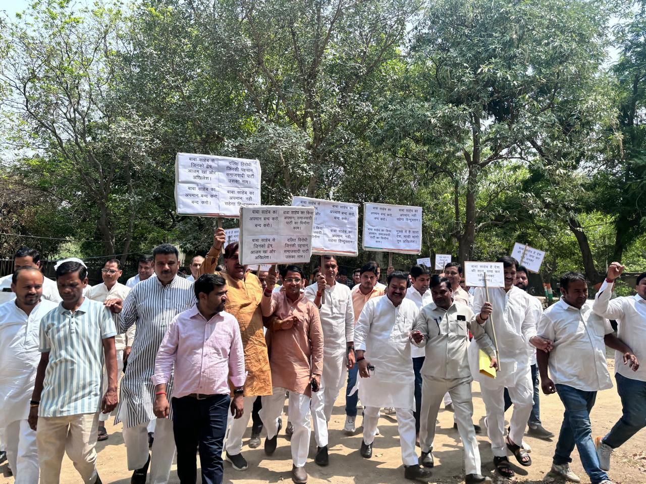 पूर्व मुख्‍यमंत्री पर भड़के भाजपा कार्यकर्ताओं ने किया प्रदर्शन: अखिलेश यादव के खिलाफ जमकर की नारेबाजी