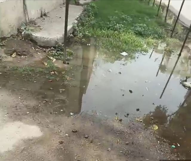 सीवर ओवर फ्लो से परेशान हैं हर सेक्‍टर के लोग: लोगों के घरों के आगे तक फैला रहता है गंदा पानी