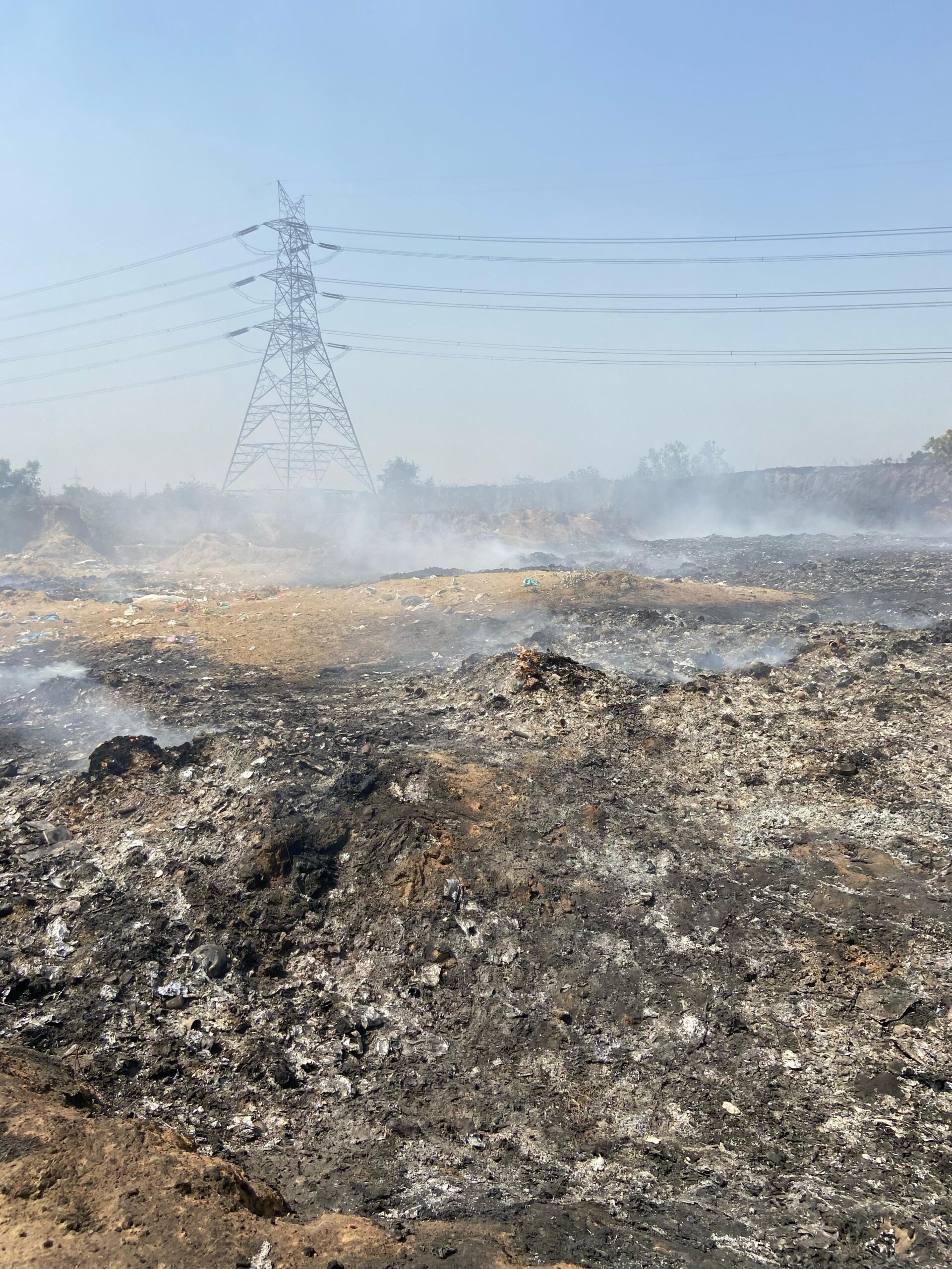 प्रदूषण से ग्रामीणों का घुटने लगा दम: 24 घंटे बाद भी सुलग रही मलवे में लगी आग