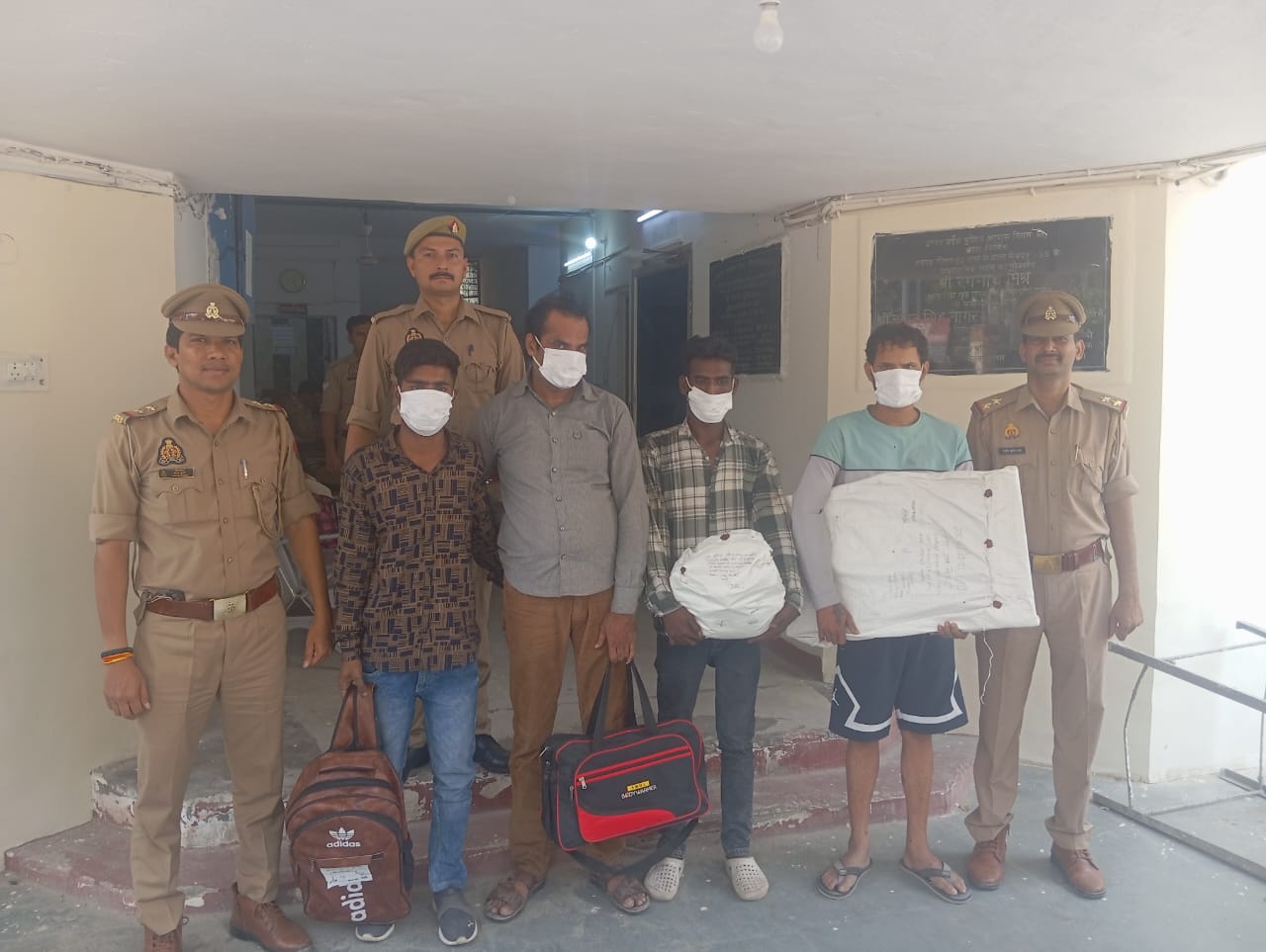 पलक झपकते ही घरों से उड़ा देते थे कीमती सामान, चार चोर चढ़े पुलिस के हत्थे, एक पर दर्ज हैं 32 आपराधिक केस