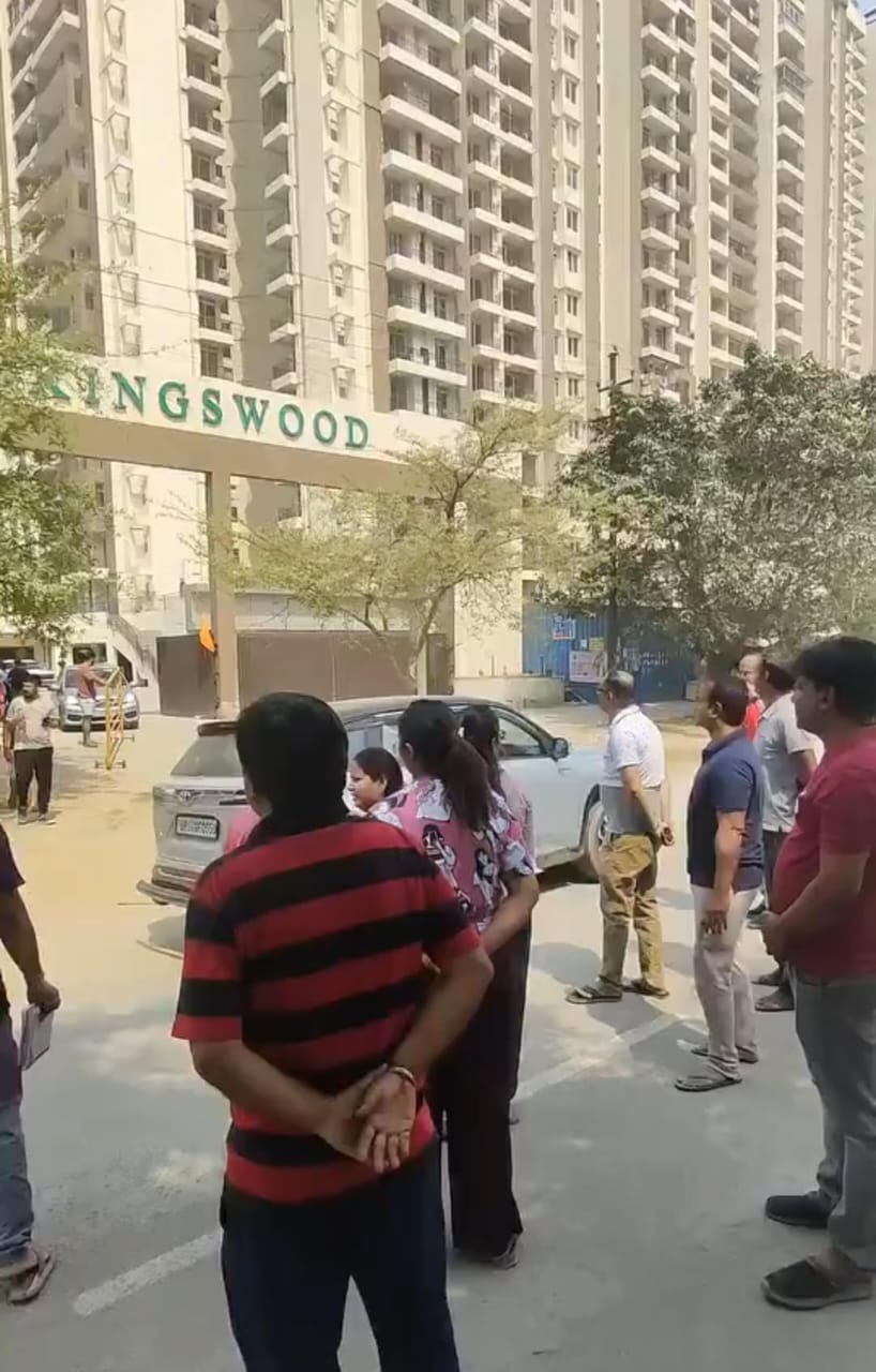 अधूरे निर्माण कार्य पर भड़के सोसायटी के लोग:एनबीसीसी के खिलाफ लोगों ने किया विरोध प्रदर्शन