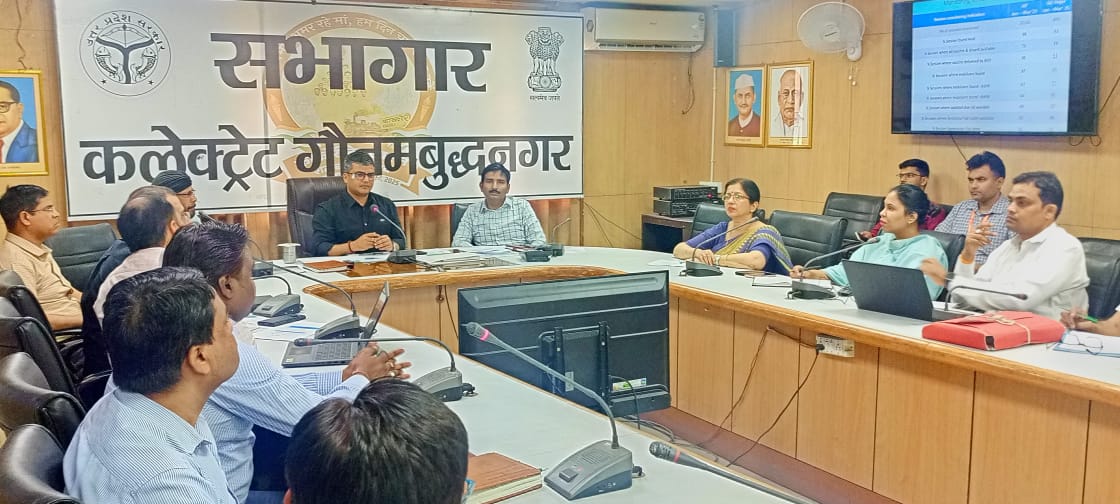 टीकाकरण में सहयोग न करने पर दो स्‍कूलों की मान्‍यता पर संकट: डीएम ने कहा सामुदायिक स्वास्थ्य केंद्र में रात्रि के समय भी लगे डॉक्टर की ड्यूटी