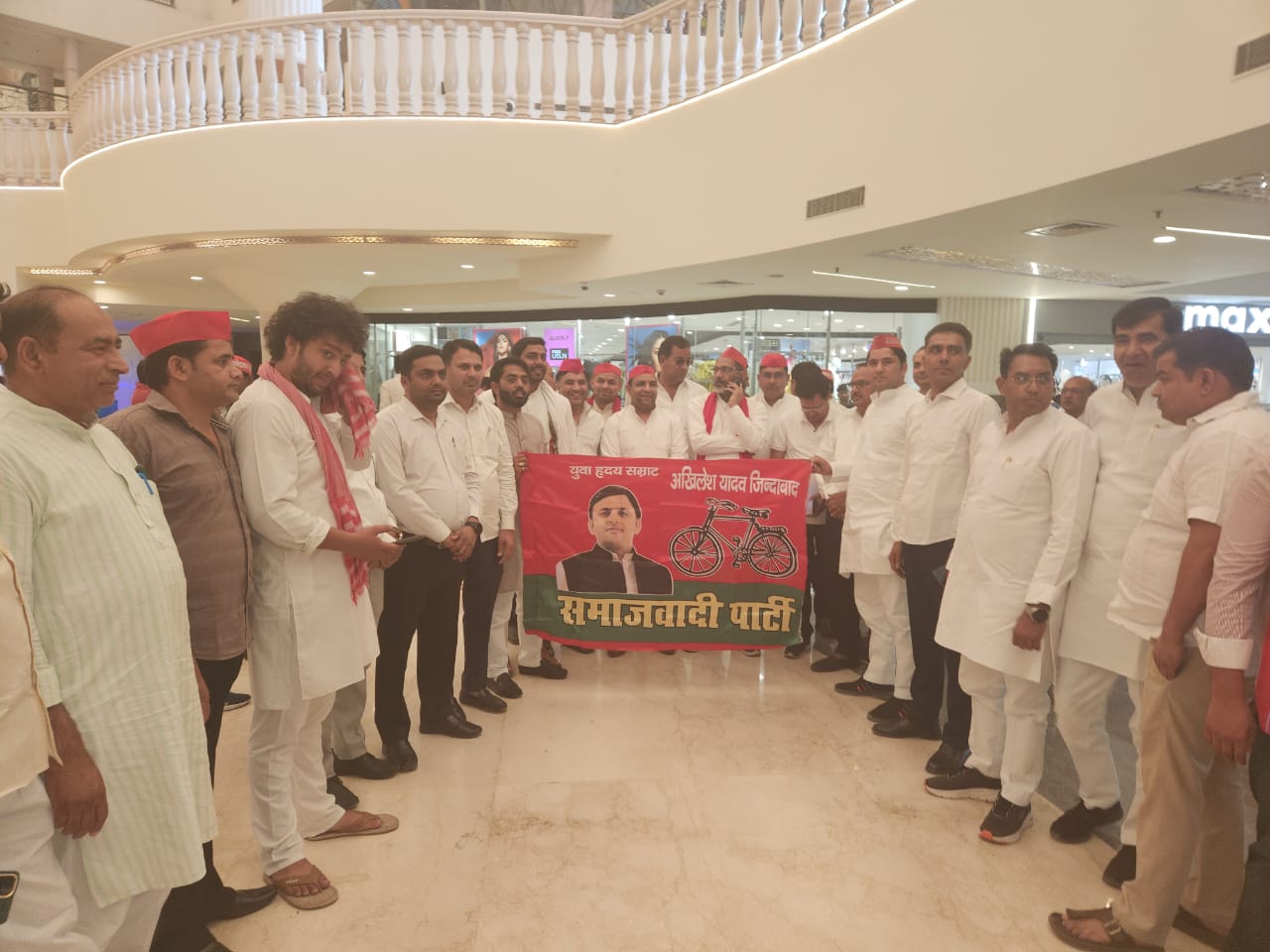मॉल में उमड़ी सपा कार्यकर्ताओं की भीड़: समाजवादी पार्टी ने बुक कराया शो, कार्यकर्ताओं ने देखी पिक्‍चर