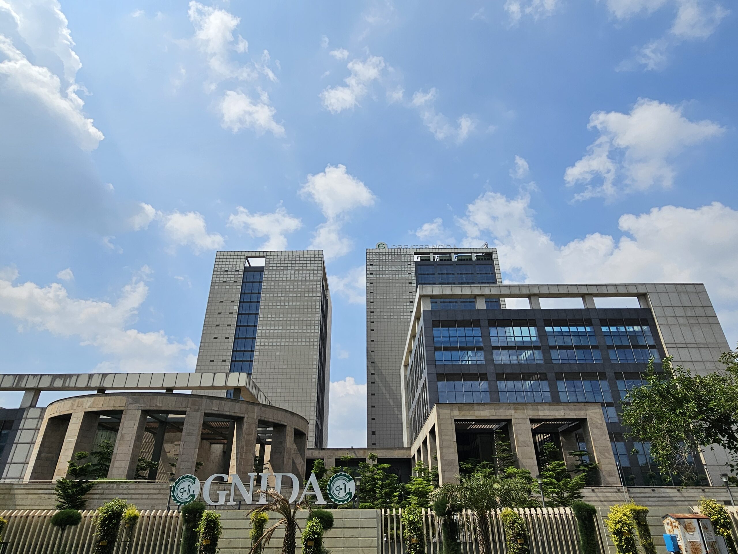 प्राधिकरण ने दो बिल्‍डरों पर लगाया पांच-पांच लाख का जुर्माना: दोनों बिल्‍डरों के द्वारा किया जा रहा था नियमों का उल्‍लंघन