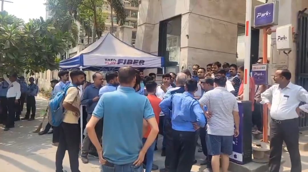 सुरक्षा के साथ खिलवाड़ पर भड़के सोसायटी के लोग: सोसायटी में सुरक्षा व्‍यवस्‍था मुश्‍तैद करने की मांग