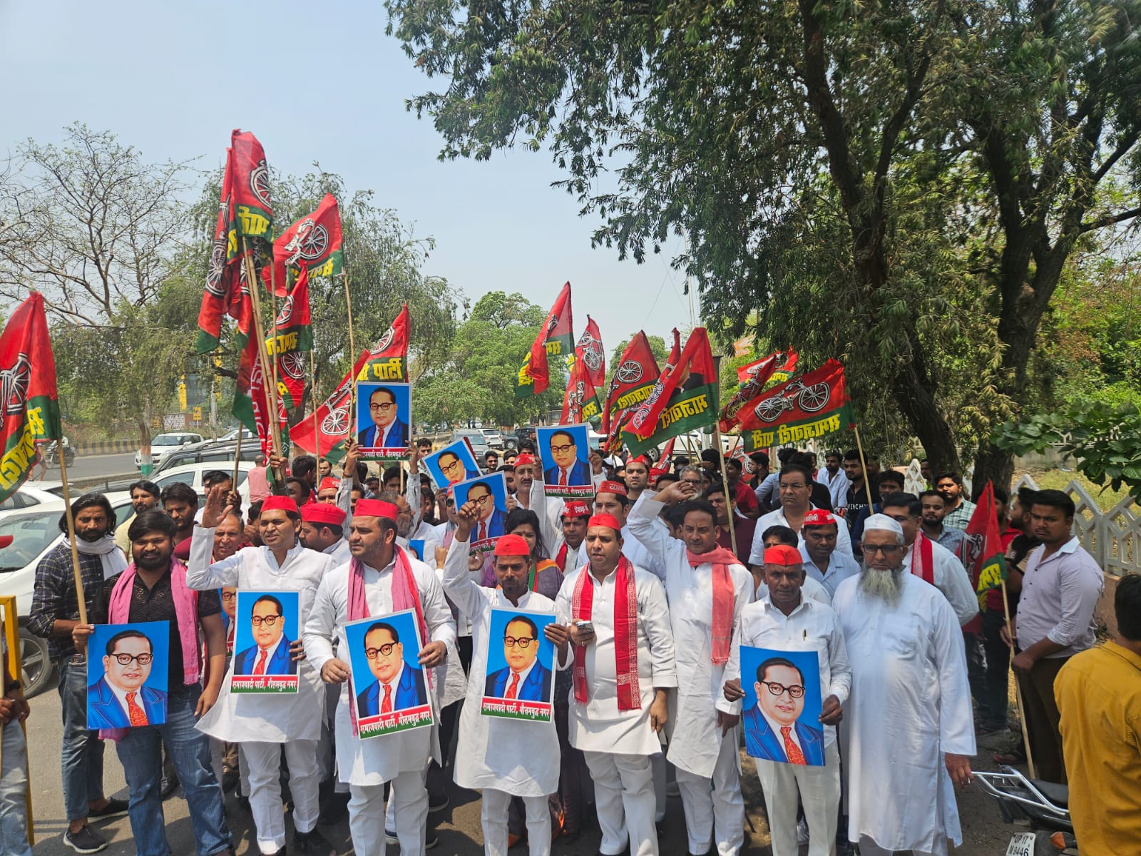 सांसद पर हमले के विरोध में सपा का प्रदर्शन: सपा कार्यकर्ताओं ने राष्‍ट्रपति के नाम सौंपा ज्ञापन