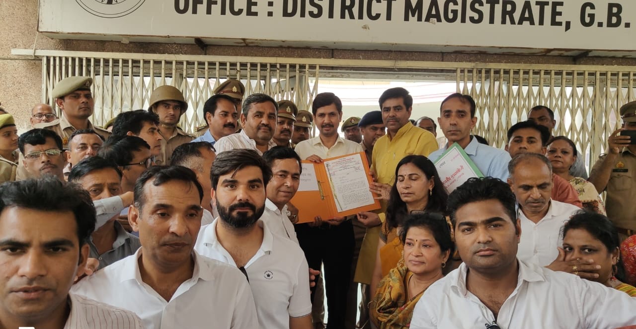 पुरानी पेंशन बहाली सहित 14 मांग पर गरजे शिक्षक: जिला बेसिक शिक्षा अधिकारी कार्यालय पर दिया धरना