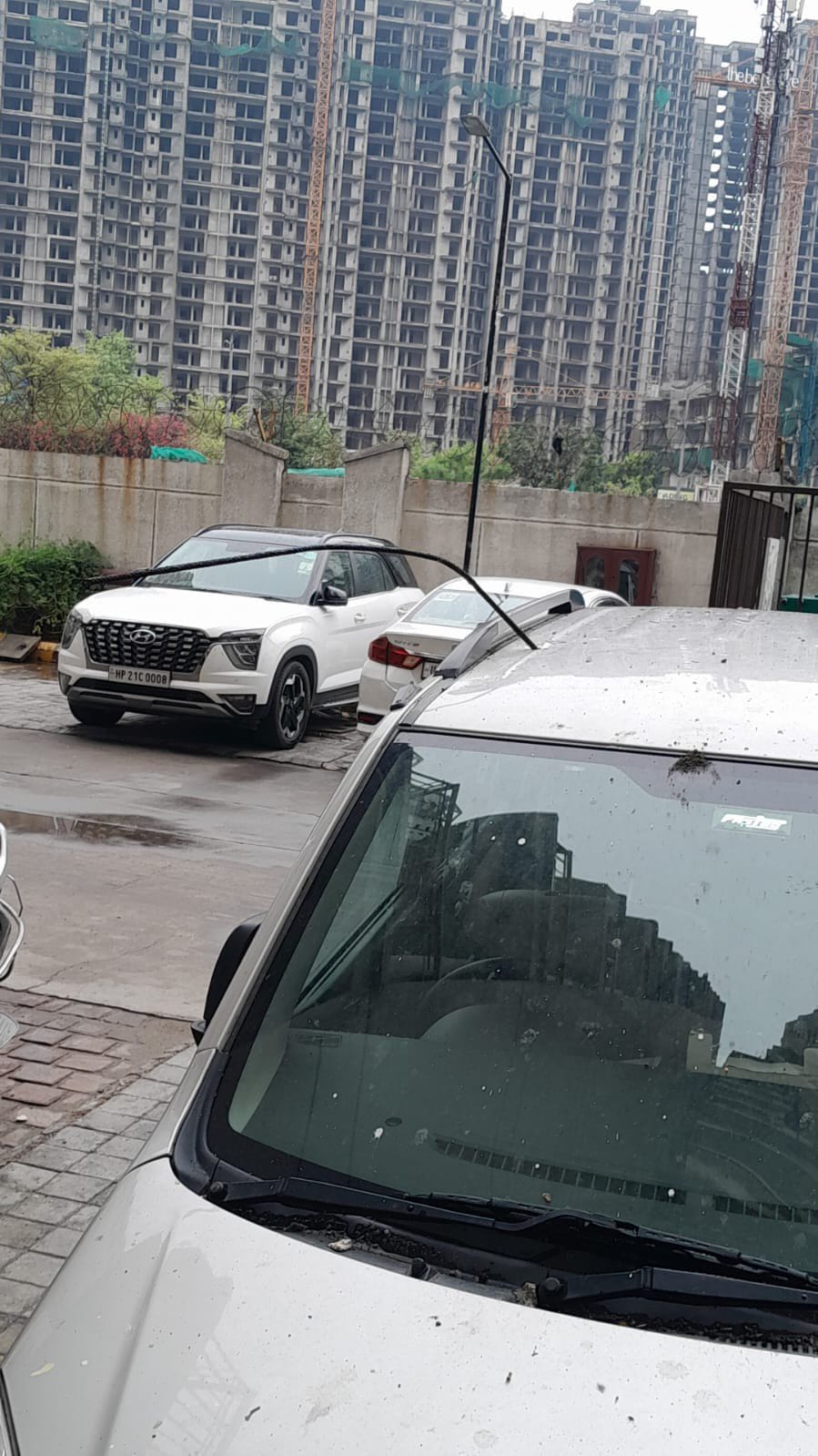 सोसायटी के लोगों ने सुरक्षा के लिए बिल्‍डर से मांगा हेलमेट: सोसायटी में निर्माण कार्य के दौरान आए दिन बना रहता है जान का खतरा