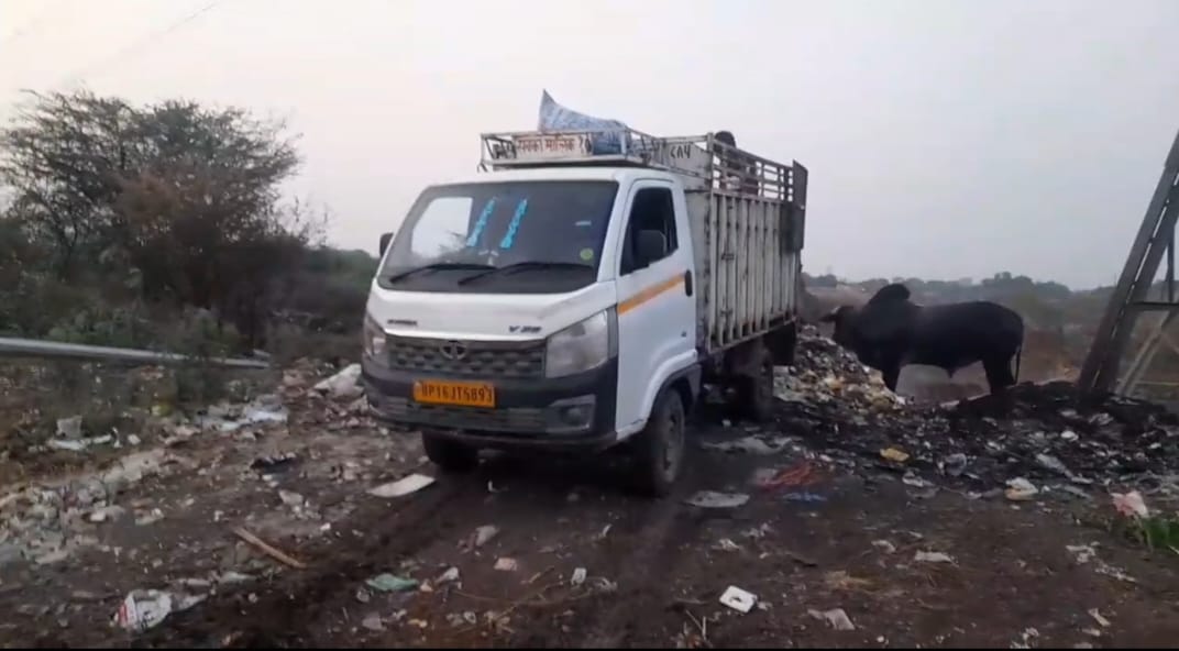 गांव के पास फेंक रहे थे सोसायटी की गंदगी: जागरुक ग्रामीण की शिकायत पर प्राधिकरण ने कर दी कार्रवाई