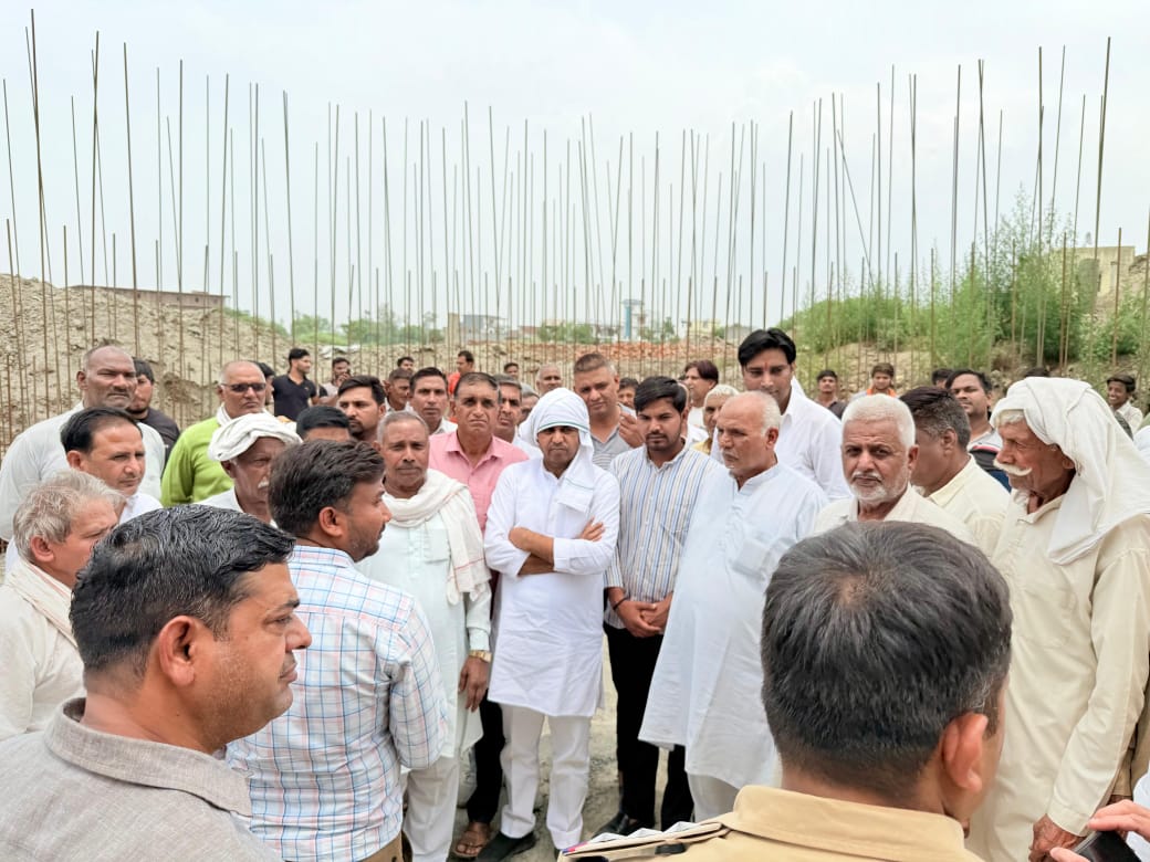 मांग नहीं हुई पूरी तो ग्रामीणों ने लिया बड़ा निर्णय: रेलवे अंडर पास के निर्माण कार्य को करा दिया बंद