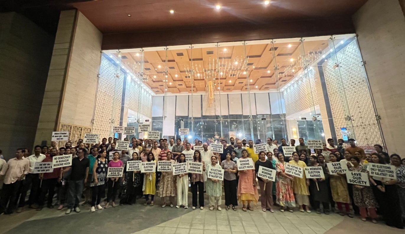 महागुन मॉडर्न के निवासियों का नौवें सप्ताह भी सत्याग्रह जारी, सात साल से सोसायटी में नहीं हुए है एओए चुनाव