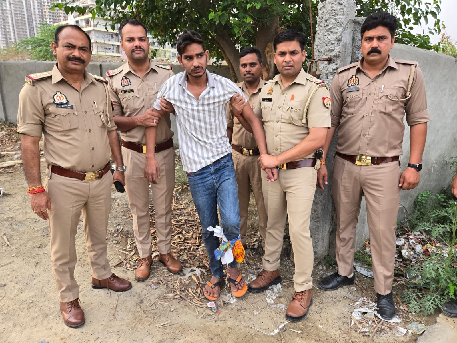 25 हजार का इनामी बदमाश आमिर उर्फ चिप्पड मुठभेड़ में घायल, चोरी की बाइक और अवैध हथियार बरामद