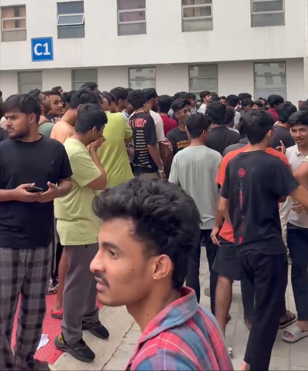 मांग के समर्थन में बैनेट यूनिवर्सिटी में छात्रों ने किया हंगामा: रात में छात्रों के हंगामे के बाद माहौल गर्माया