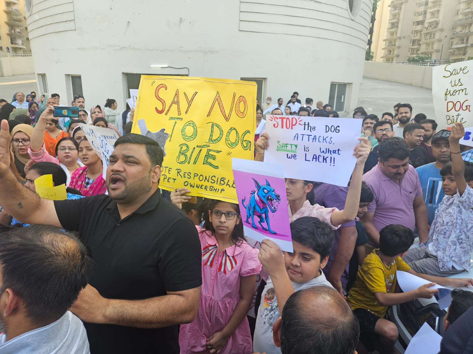 ग्रेटर नोएडा वेस्ट में बढ़ते कुत्तों के हमले के विरोध में प्रदर्शन, निवासी बोले स्टाॅप डाॅग अटैक