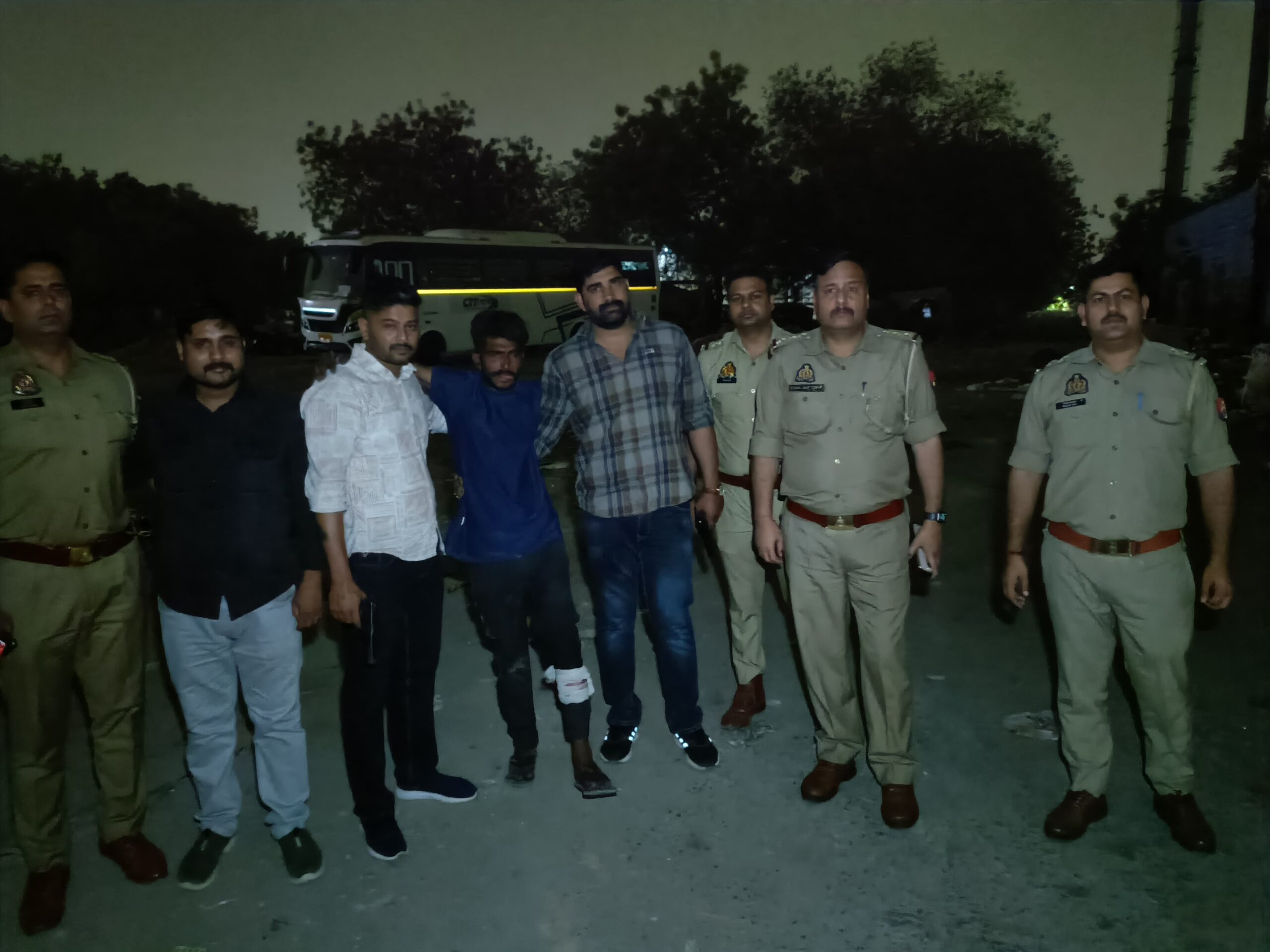 पुलिस और शातिर चोर के बीच मुठभेड़, गोली लगने से घायल, 7 लाख के गहने बरामद