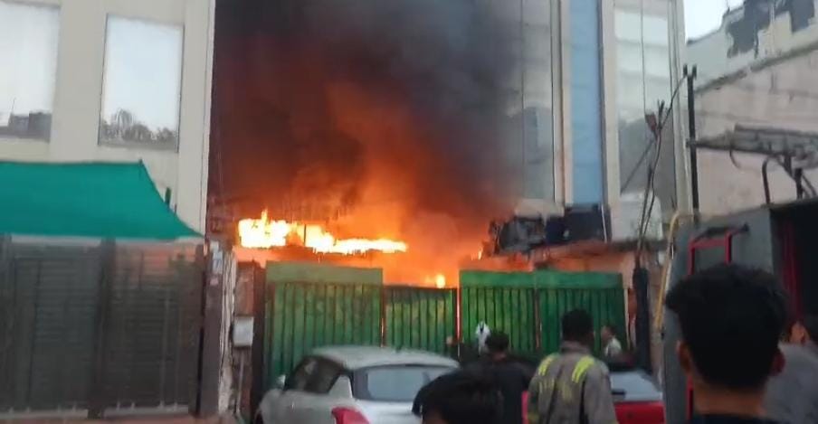 कार गैरेज में लगी आग, कई कारें जली, 2 घंटे में पाया गया काबू