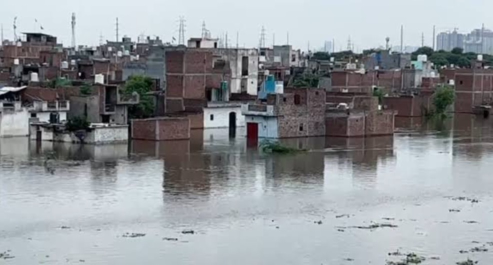 जिले के 72 गांवों को बाढ़ से बचाने की चुनौती: डीएम ने कहा समय पर सभी तैयारियां करें सुनिश्चित