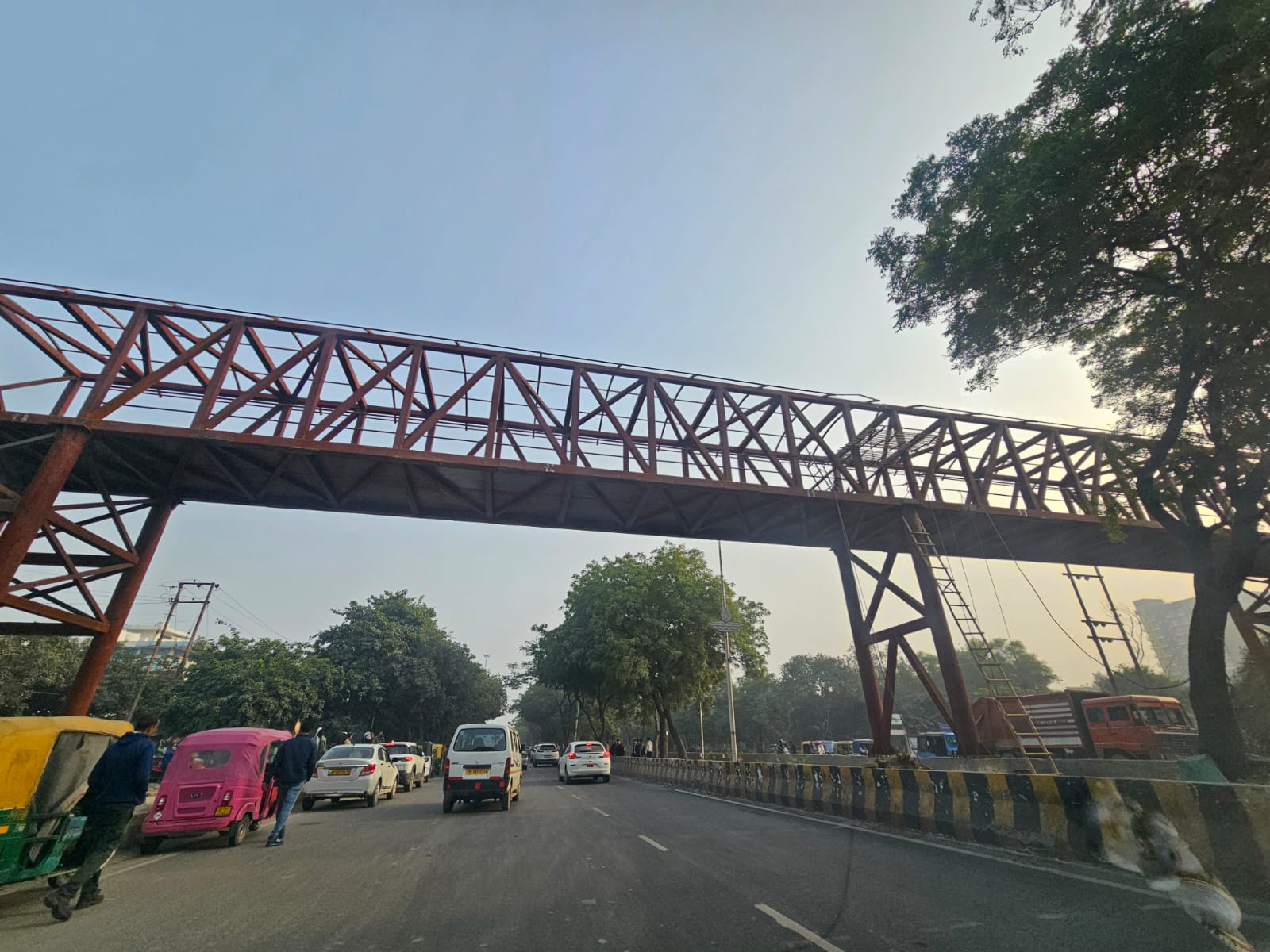 लाखों छात्रों के लिए लंबा खिंच रहा एफओबी का इंतजार: जान जोखिम में डालकर सड़क पार करते हैं छात्र