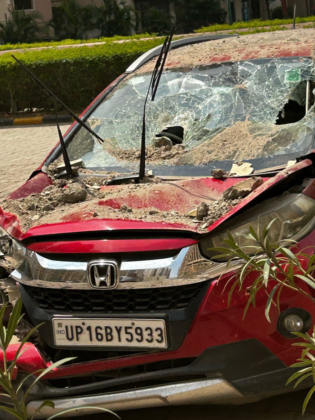 सोसायटी में बड़ा हादसा जा सकती थी जान: कार पर गिरा प्‍लास्‍टर का बड़ा हिस्‍सा, दहशत में लोग